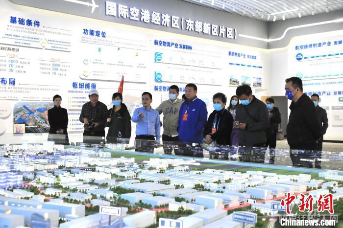 海外华媒代表参观天府国际空港综合保税区展厅展示的沙盘。　王磊 摄