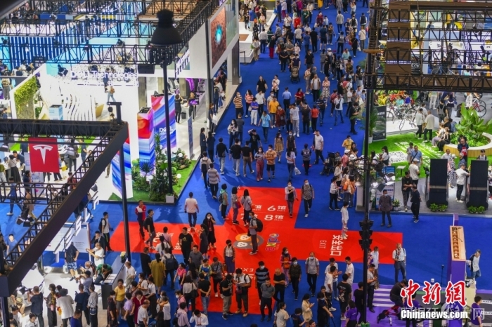 图为民众在第三届消博会服务消费品、旅居生活展区参观。中新社记者 骆云飞 摄