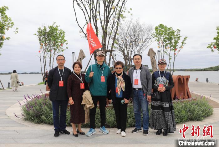 海外华媒代表在三岔湖景区留影。 王磊 摄 海外华媒代表在三岔湖景区留影。 王磊 摄