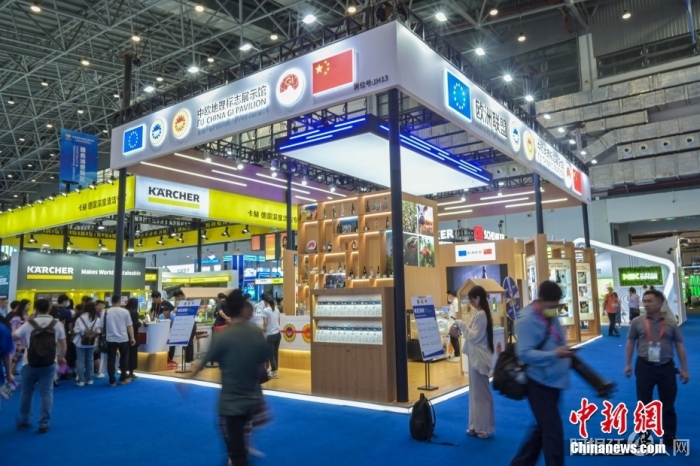 4月11日,第三届中国国际消费品博览会在海南省海口市正式开展。中欧地理标志展示馆携数百种特色农产品和手工艺品亮相第三届消博会现场。图为中欧地理标志展示馆。中新社记者 骆云飞 摄 4月11日,第三届中国国际消费品博览会在海南省海口市正式开展。中欧地理标志展示馆携数百种特色农产品和手工艺品亮相第三届消博会现场。图为中欧地理标志展示馆。中新社记者 骆云飞 摄