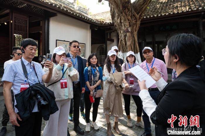 图为2021年3月24日，海外华文媒体参访团走进重庆奉节白帝城。　何蓬磊 摄