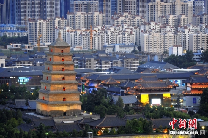 资料图:夜幕下的大雁塔与西安的城市建筑“古今同框”,展现着浓浓的盛唐风韵。图/视觉中国 资料图:夜幕下的大雁塔与西安的城市建筑“古今同框”,展现着浓浓的盛唐风韵。图/视觉中国