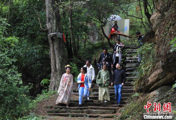 国际媒体人走在蜀道上。 王磊 摄 国际媒体人走在蜀道上。 王磊 摄