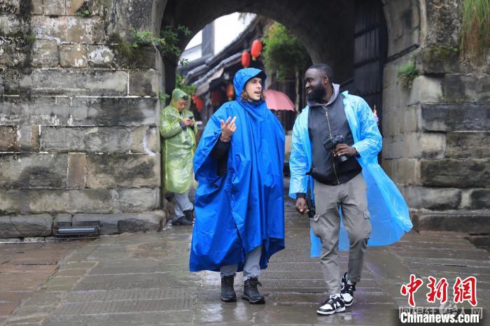 两位国际媒体人走出古城门。 王磊 摄 两位国际媒体人走出古城门。 王磊 摄