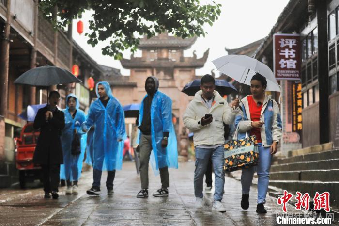 国际媒体人走在昭化古城街上。 王磊 摄 国际媒体人走在昭化古城街上。 王磊 摄