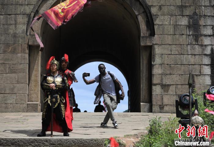 国际媒体人在剑门关关楼下拍摄。 王磊 摄 国际媒体人在剑门关关楼下拍摄。 王磊 摄