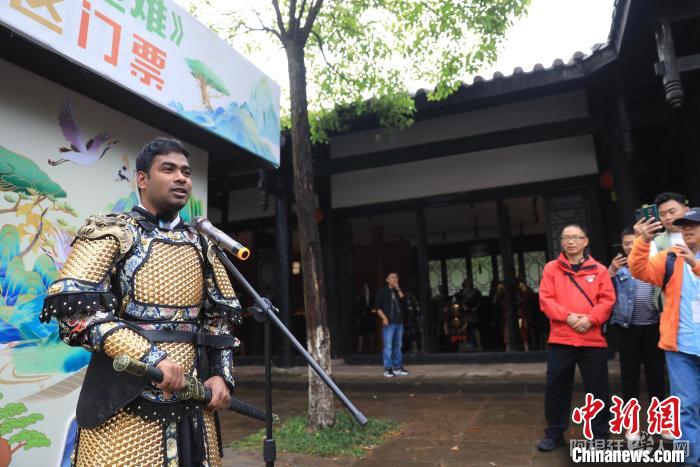 一位国际媒体人背诵唐诗《蜀道难》。 王磊 摄 一位国际媒体人背诵唐诗《蜀道难》。 王磊 摄