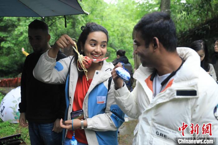 一位国际媒体人展示刚制作的香囊。 王磊 摄 一位国际媒体人展示刚制作的香囊。 王磊 摄