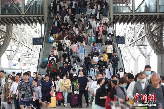 5月3日，江苏南京，旅客在火车站出行。当日，中国铁路迎来“五一”假期返程高峰。中新社记者 泱波 摄