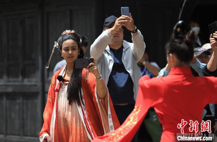 来自巴基斯坦的国际自媒体人YASIR SHAHWAR正在拍摄剑门关文艺表演。 王磊 摄 来自巴基斯坦的国际自媒体人YASIR SHAHWAR正在拍摄剑门关文艺表演。 王磊 摄