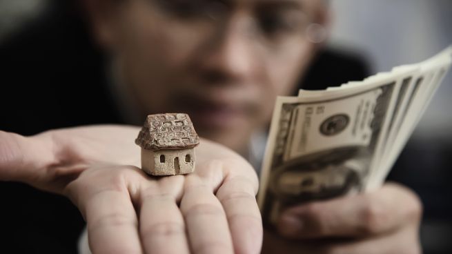 hombre-negocios-muestra-dinero-billete-banco-hace-que-plan-financiero-invite-gente-vender-o-comprar-casa-automovil-concepto-seguro-credito-prestamo-propiedades-monetariasjpg