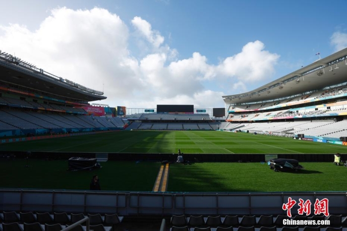当地时间7月17日，位于新西兰奥克兰市的伊甸公园球场静候女足世界杯开幕。2023年澳新女足世界杯赛将于7月20日开幕，伊甸公园球场将迎来揭幕战比赛。中新社记者 富田 摄