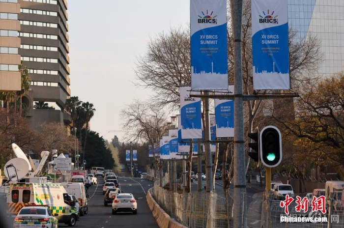 当地时间8月20日，南非约翰内斯堡大街上悬挂着金砖峰会条幅。金砖国家领导人第十五次会晤将于南非约翰内斯堡举行。中新社记者 盛佳鹏 摄