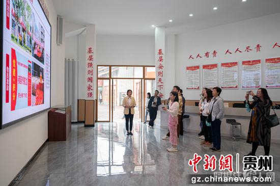 图为9月21日“华文媒体侨行贵州”媒体团一行在毕节市赫章县金银山易地扶贫搬迁社区“党建+积分”展厅观看社区的发展变化。唐哲 摄