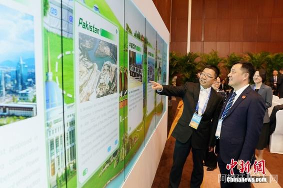 公众观看共建“一带一路”绿色成果展。<a target='_blank' href='/'>中新社</a>记者 毛建军 摄 公众观看共建“一带一路”绿色成果展。<a target='_blank' href='/'>中新社</a>记者 毛建军 摄