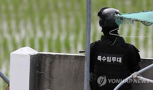 韩枪击事件肇事士兵与军方对峙哭着同父亲通话
