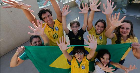 巴西一“六指”家庭盼巴西队第六次夺冠(图)