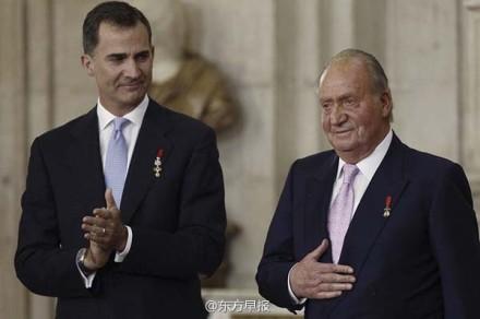 西班牙国王含泪正式退位 新国王低调登基