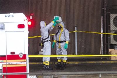 当地时间10月23日，美国纽约，运送被确认的感染埃博拉病毒医生的工作人员。 图/CFP