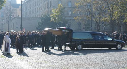 道达尔石油集团前总裁马哲睿的葬礼27日在巴黎举行，马哲睿的家属、法国总统奥朗德、总理瓦尔斯、多位政府部长以及众多政治、经济、文化界名流参加了葬礼。