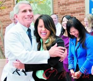 美国首位在本土感染埃博拉的护士范·尼娜痊愈后与医生拥抱。