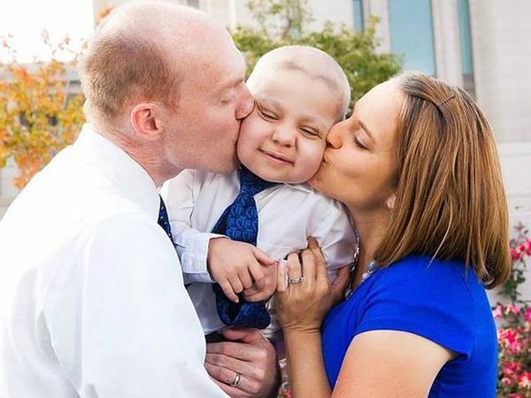 图为伊桑和他的父母（网页截图）