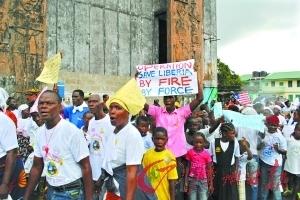 利比里亚举行集会，支持抵抗埃博拉。