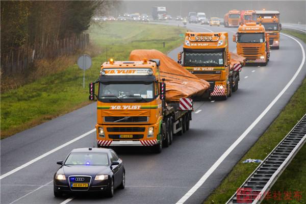 马航MH17航班残骸运抵荷兰(图)