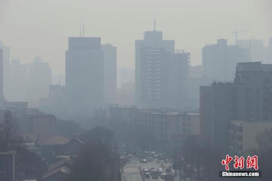 资料图：雾霾笼罩下的城市。 中新社发 张云 摄