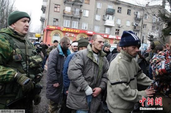 资料图：当地时间2015年1月22日，顿涅茨克，顿涅茨克人民共和国武装向乌克兰军队移交战俘和乌军尸体。