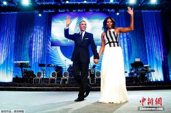 资料图：此前在华盛顿，美国总统奥巴马与夫人米歇尔共同出席一场颁奖晚宴。