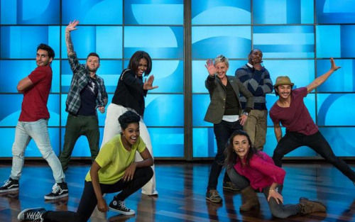 美国第一夫人米歇尔&middot;奥巴马与脱口秀主持人艾伦&middot;德杰尼勒斯一同热舞。