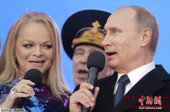 当地时间2015年3月18日，俄罗斯莫斯科举办音乐会与集会，庆祝克里米亚入俄一周年，总统普京出席并献唱国歌。
