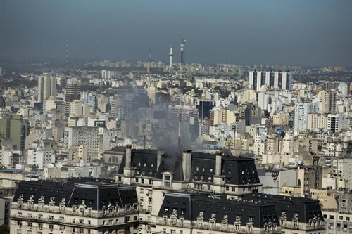 点击图片可在新窗口打开 阿根廷国防部大楼起火