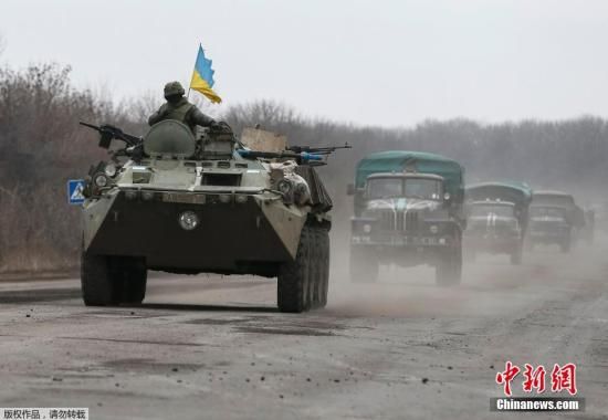 资料图：当地时间2015年3月3日，乌克兰东部阿特米夫斯克，乌克兰政府军车辆。