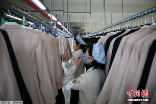 当地时间2013年12月19日，开城工业园区，朝鲜工人在工厂工作。
