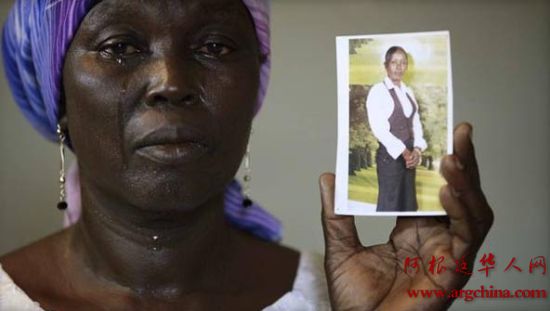 2014年5月19日，在尼日利亚博尔诺州奇博克，被绑女学生莫尼卡·马克的母亲拿着女儿的照片伤心至极。(图片来源：美国媒体)