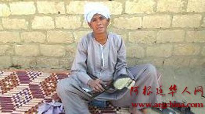 64岁的赛莎扮成男人在埃及街头擦鞋 