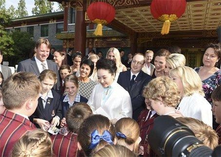 彭妈妈会见澳洲小客人 回答“习大大忙不忙”