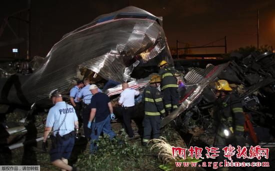 美国费城列车脱轨事故已致8人遇难 铁路服务仍停摆