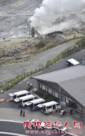 日本箱根山火山预警持续 工作人员冒险前往善后