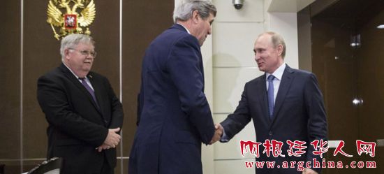 　　2015年5月12日，在俄罗斯索契，美国国务卿克里（左）与俄罗斯总统普京在会谈前握手。（新华社图片）
