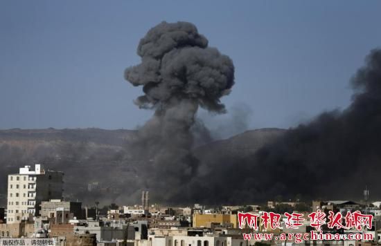 当地时间2015年5月12日，也门萨那，胡塞武装控制的一处军事据点遭空袭，空中升起滚滚黑烟。
