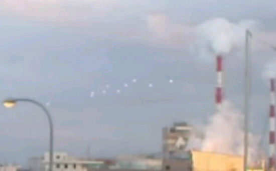 视频显示大阪上空有10个发白光的球形不明飞行物（网页截图）