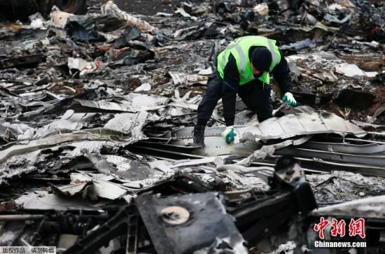 　当地时间2014年11月16日，乌克兰顿涅茨克地区，坠毁MH17飞机残骸收集工作进行中。据悉，在事故现场已成功搜寻到起落架的部分残骸，一大块机身残片和以及疑似乘客遗体。专家们希望将这些残骸运往荷兰之后，能够通过技术手段还原某个部件，以确定事故具体原因。