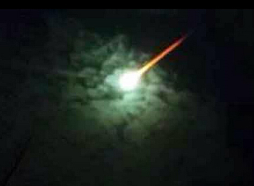 神秘的绿光飞越阿根廷天空