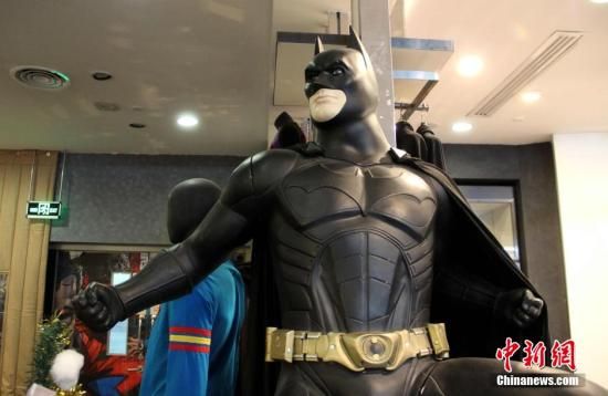 5岁“蝙蝠侠”男童钻车窗救下被困车内女婴获赞