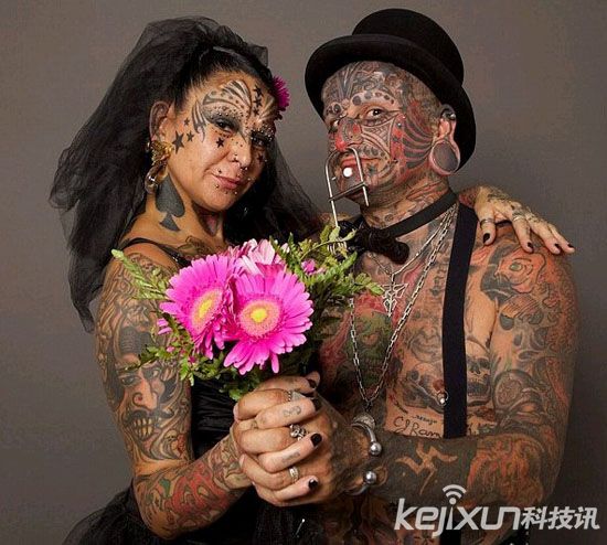 猎奇!阿根廷夫妻酷爱纹身 图案纹遍全身
