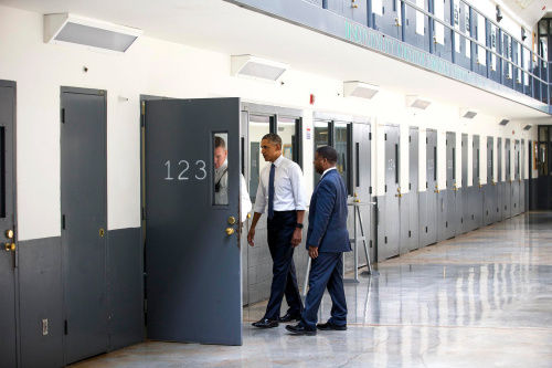 　　资料图片：奥巴马走访俄克拉荷马州的里诺监狱