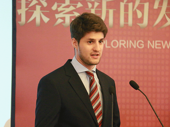 上图为阿根廷青年学者赫尔曼·雷耶斯（图片来源：新浪财经 顾国爱 摄）